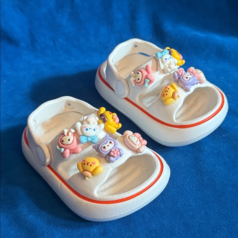Cute White Sandals with Colorful Charms for baby/toddler
Size4-6 toddler